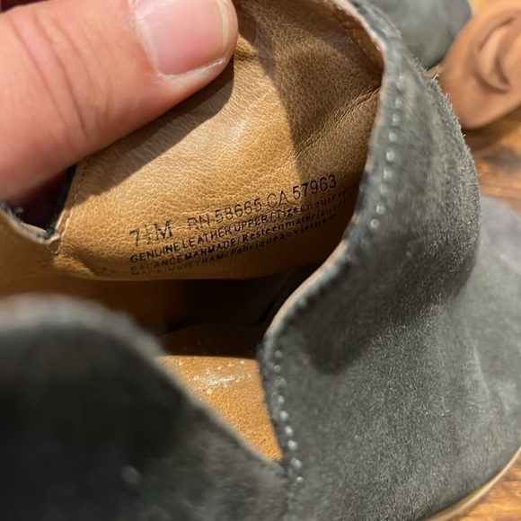 Susina Carina Grey Suede Stacked Heel Booties sandals  size 7.5 women - Picture 9 of 9